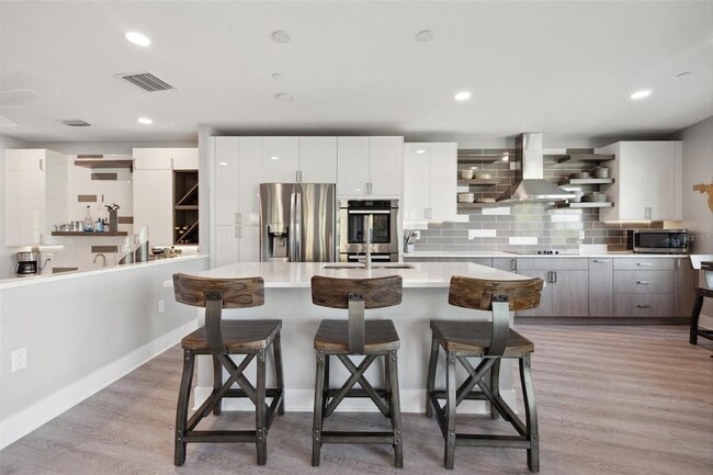 Building Photo - 12404 Capri Cir N