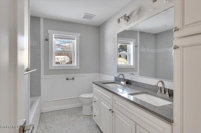 Building Photo - 257 W Circular St