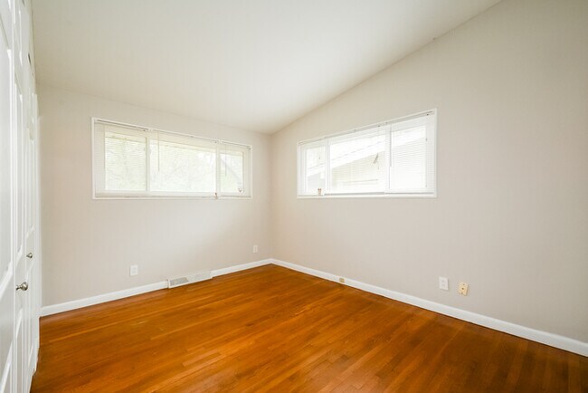 Building Photo - Fantastic 3bd/2ba home! Coming soon!