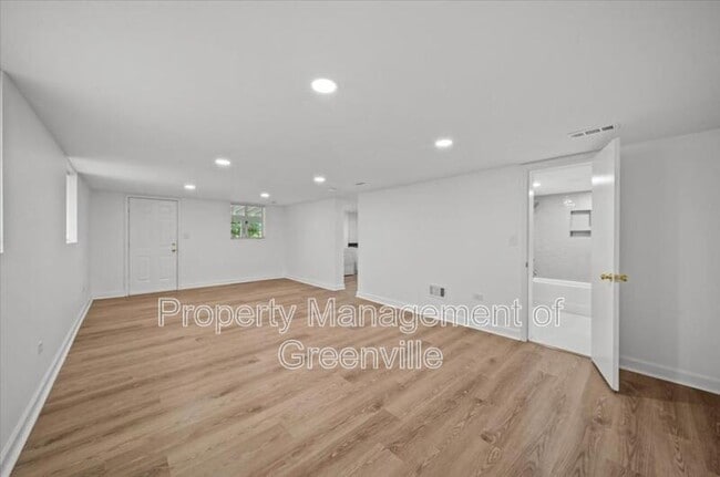 Building Photo - 304 Robin Hood Rd