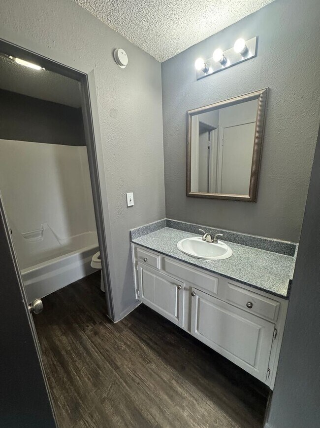 Building Photo - 2405 E 55th Pl