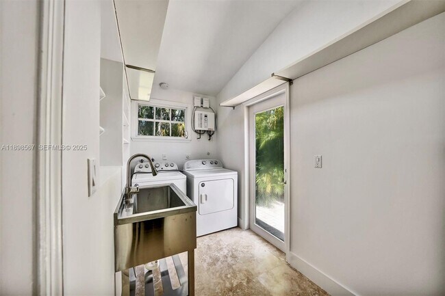 Building Photo - 255 Ridgewood Rd