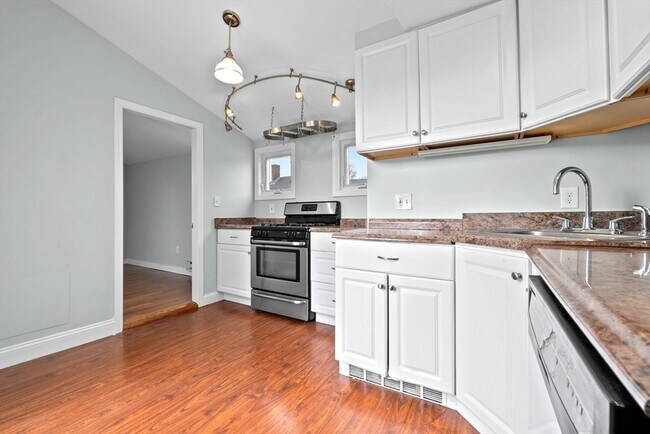 Building Photo - 23 Thorndike St