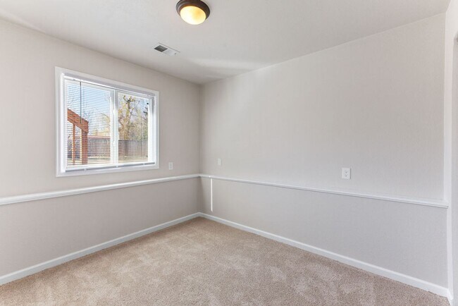 Building Photo - 4 Bedroom 2 Bathroom Large Yard in South West Fort Collins