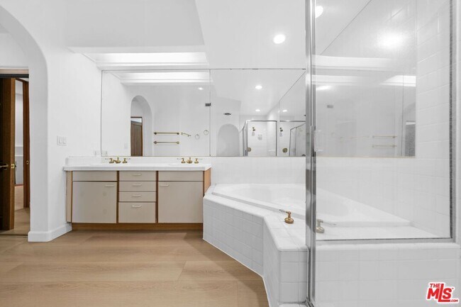 Building Photo - 15500 Sunset Blvd