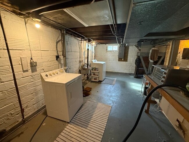 Building Photo - 2016 Linn Blvd SE