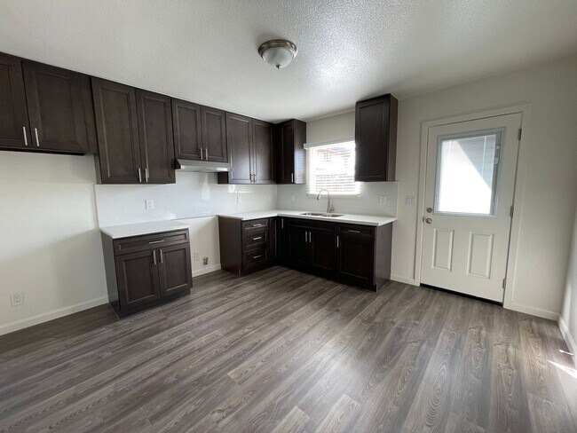 Building Photo - Large and Remodeled 2 Bedroom Unit!