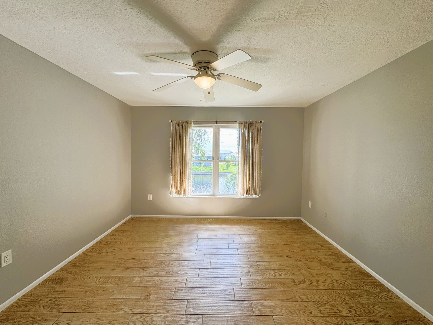 Building Photo - 1400 Mineo Dr