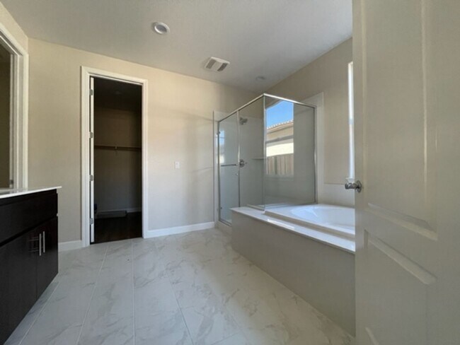 Building Photo - 3 Bedroom 2 Bathroom