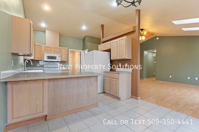 Building Photo - 1038 S Skyline Dr