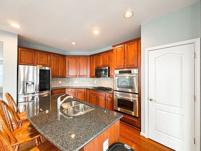 Building Photo - Stunning 3 Bed 2/2 Bath End-Unit Townhome In Desired Stone Ridge South