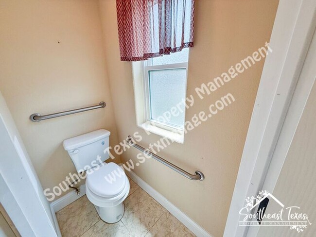 Building Photo - 7425 Wooded Creek Dr
