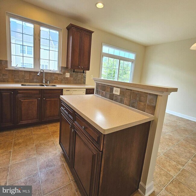 Building Photo - 725 Chevington Ct