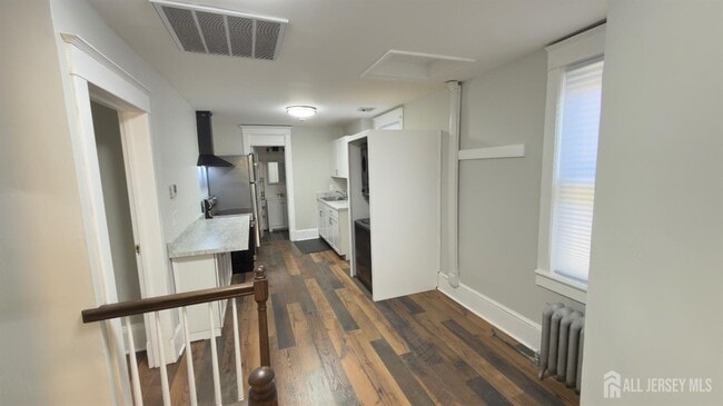 Building Photo - 55 Suydam St