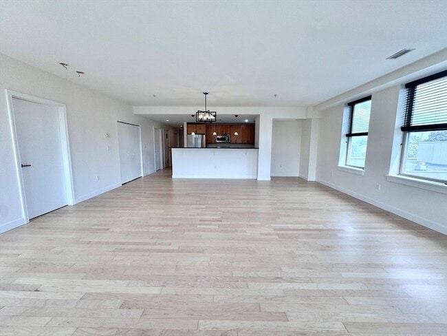 Building Photo - 323 Boylston St