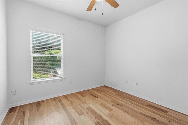 Building Photo - 2720 Oak Springs Dr