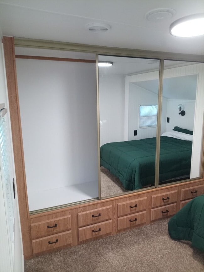 Building Photo - Private Manufactured Home!