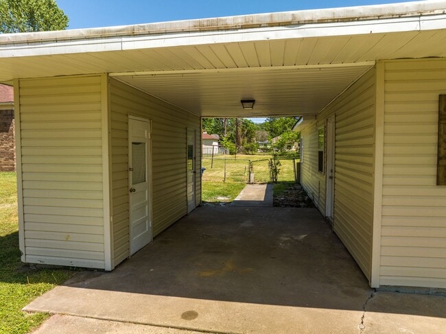 Building Photo - Freshly Updated 3 Bedroom House