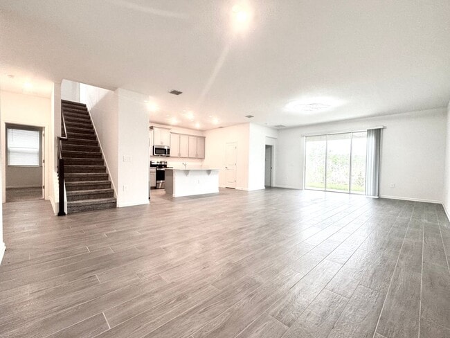 Building Photo - Like New - Large 4/4 Single Story Home wit...