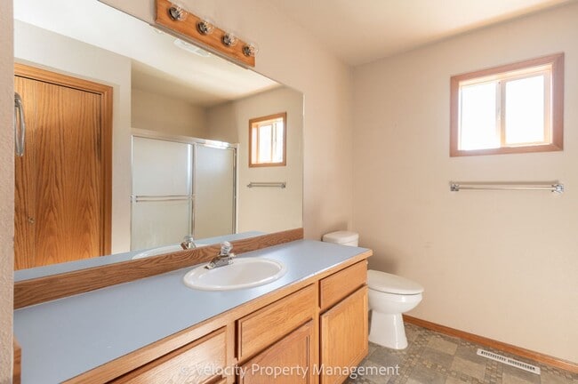 Building Photo - Clean & well kept, 3 bedroom, 2 bath!