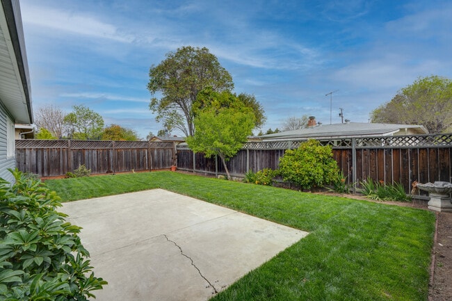 Building Photo - 405 S Fernwood Cir