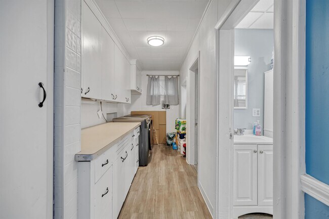 Building Photo - 429 Cartier St