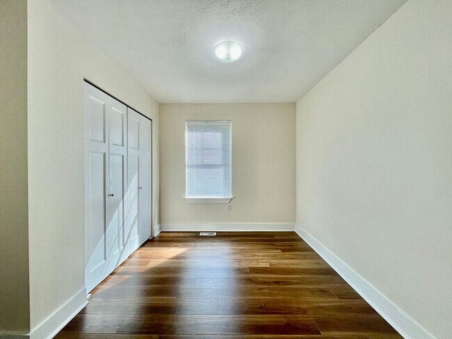 Building Photo - Four Bedroom Home in Eastown