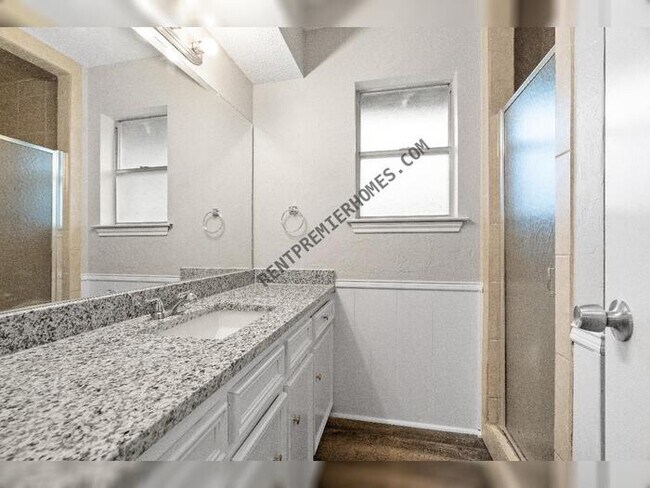 Building Photo - 1410 Pine Hill Dr