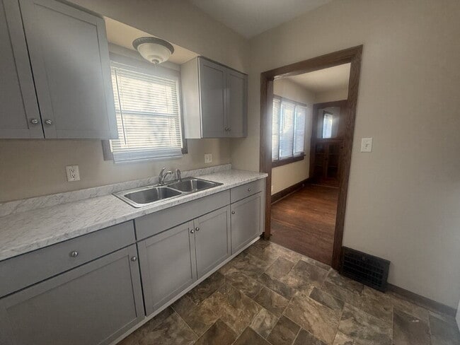 Building Photo - 2824 Des Moines St