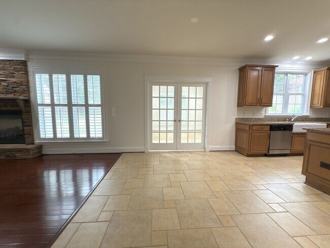 Building Photo - Spacious 4 Bed 5.5 Bath Home in Annandale,...