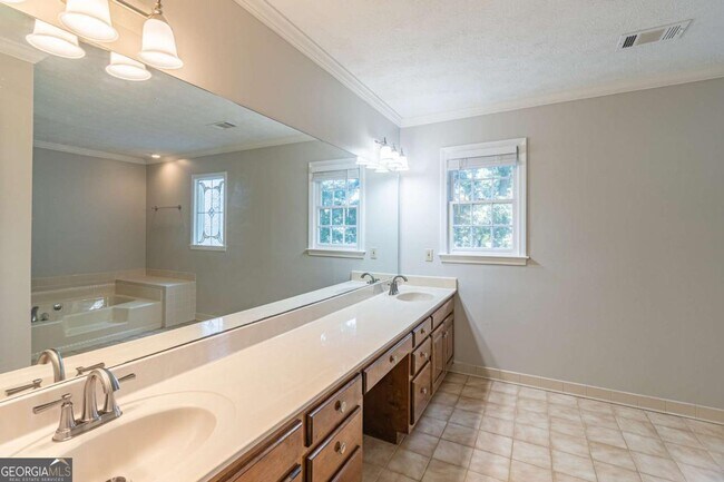 Building Photo - 736 Singley Dr