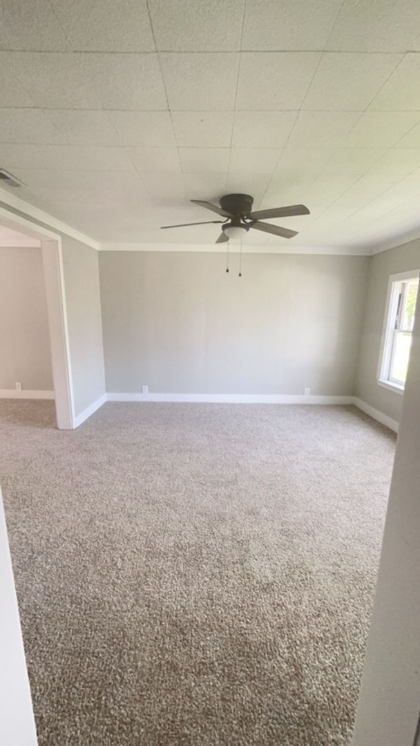 Building Photo - Fully Renovated Spacious 3 Bedroom 1.5 Bat...