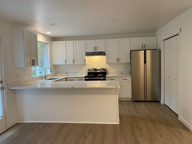 Building Photo - Stylish 4 Bedroom, 2 Bathroom Home with Gr...
