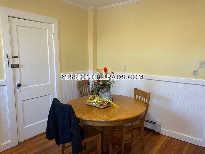 Building Photo - 2 Hillside St