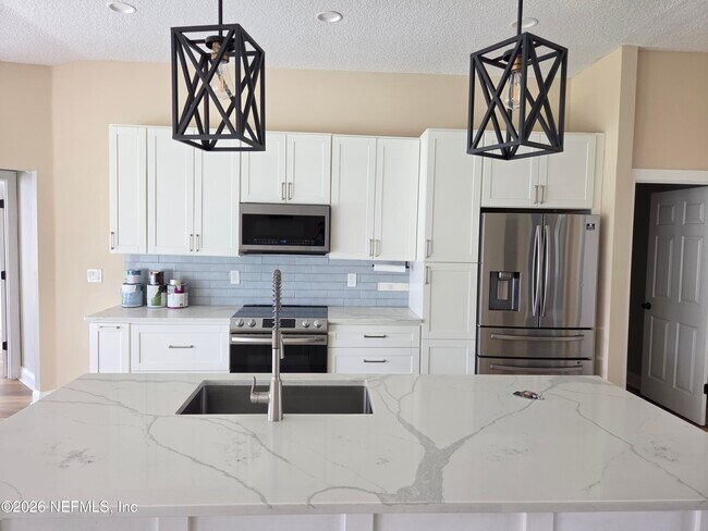 Building Photo - 2071 Thornhill Drive