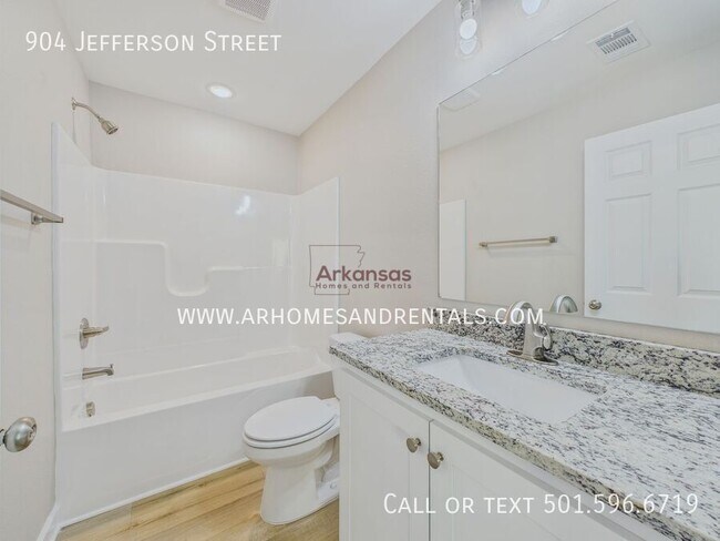 Building Photo - 904 Jefferson St