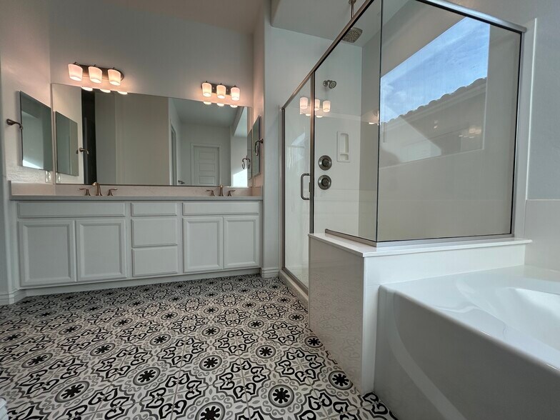 Building Photo - 8731 W Wagon Wheel Dr