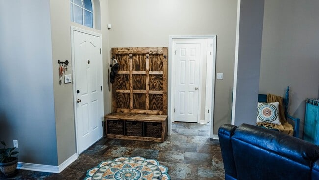 Building Photo - 3 Bedroom 2 Baths 2000 sq/ft in Stockwell