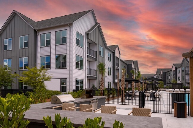 Building Photo - 2403 Mall Dr