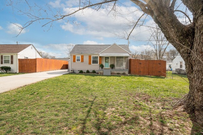 Primary Photo - 1002 Aladdin Dr
