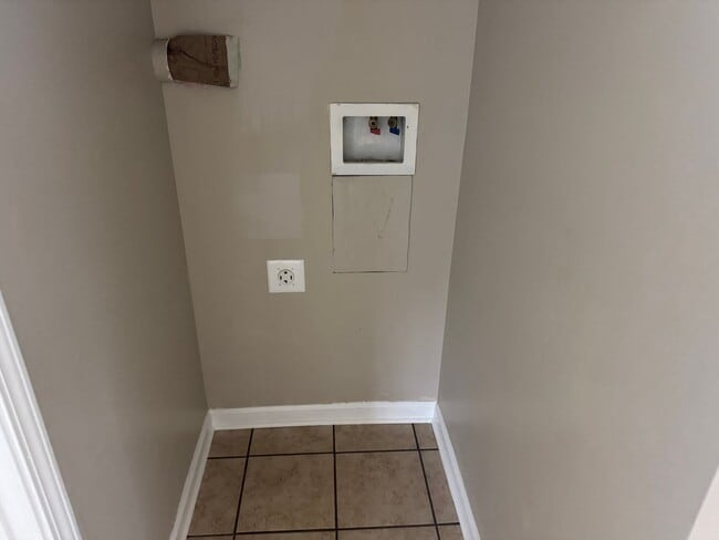 Building Photo - 2903 S Greenwood Dr