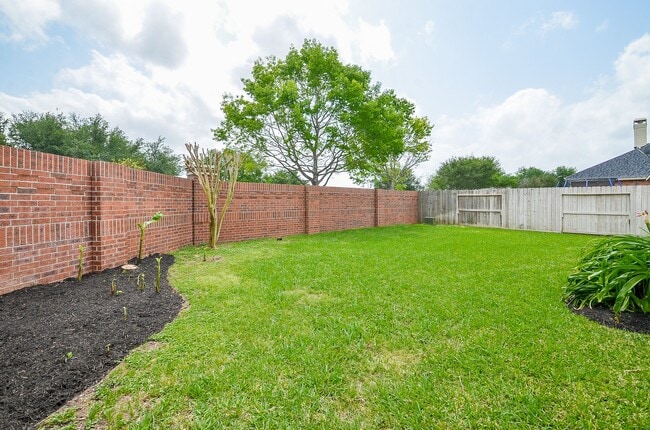 Building Photo - 3911 Fallsbrook Ct