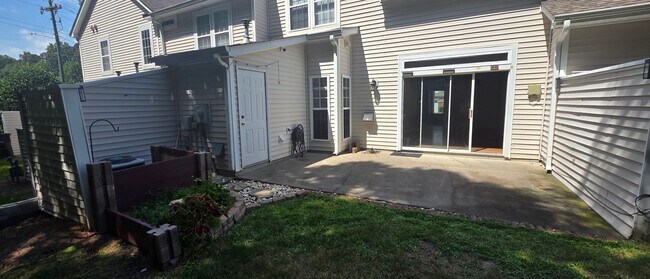 Building Photo - 5982 Fox Ridge Ln