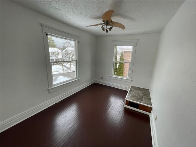 Building Photo - 238 E Leasure Ave