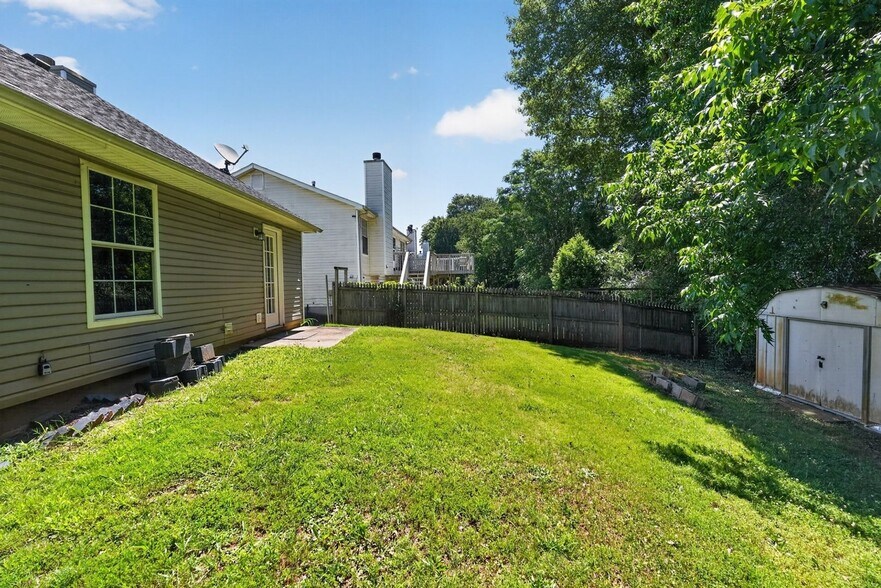 Building Photo - 327 Autumn Lake Dr