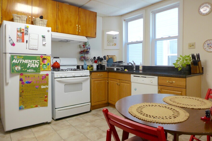 Building Photo - 61 Hillside St