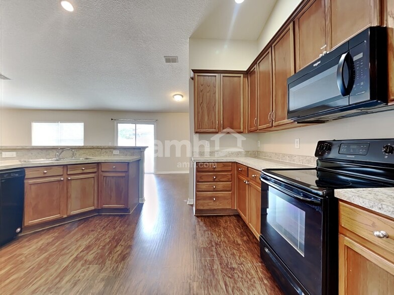 Building Photo - 10235 Meadow Pointe Dr