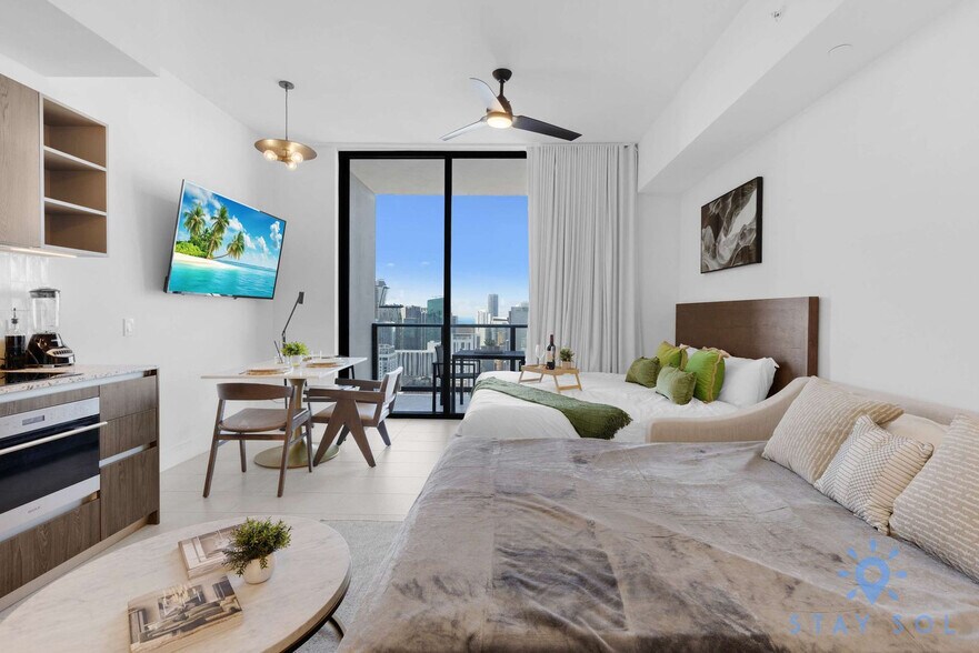 Building Photo - 601 NE 1st Ave