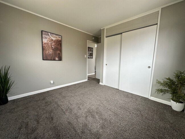 Building Photo - Spacious 2 bed, 1 bath home for rent in NE Waterloo available IMMEDIATELY .