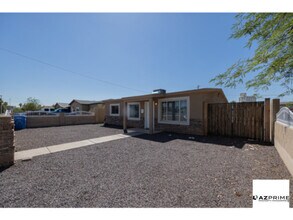 Building Photo - Stylish 2/2 Phoenix House - Spacious Yard ...